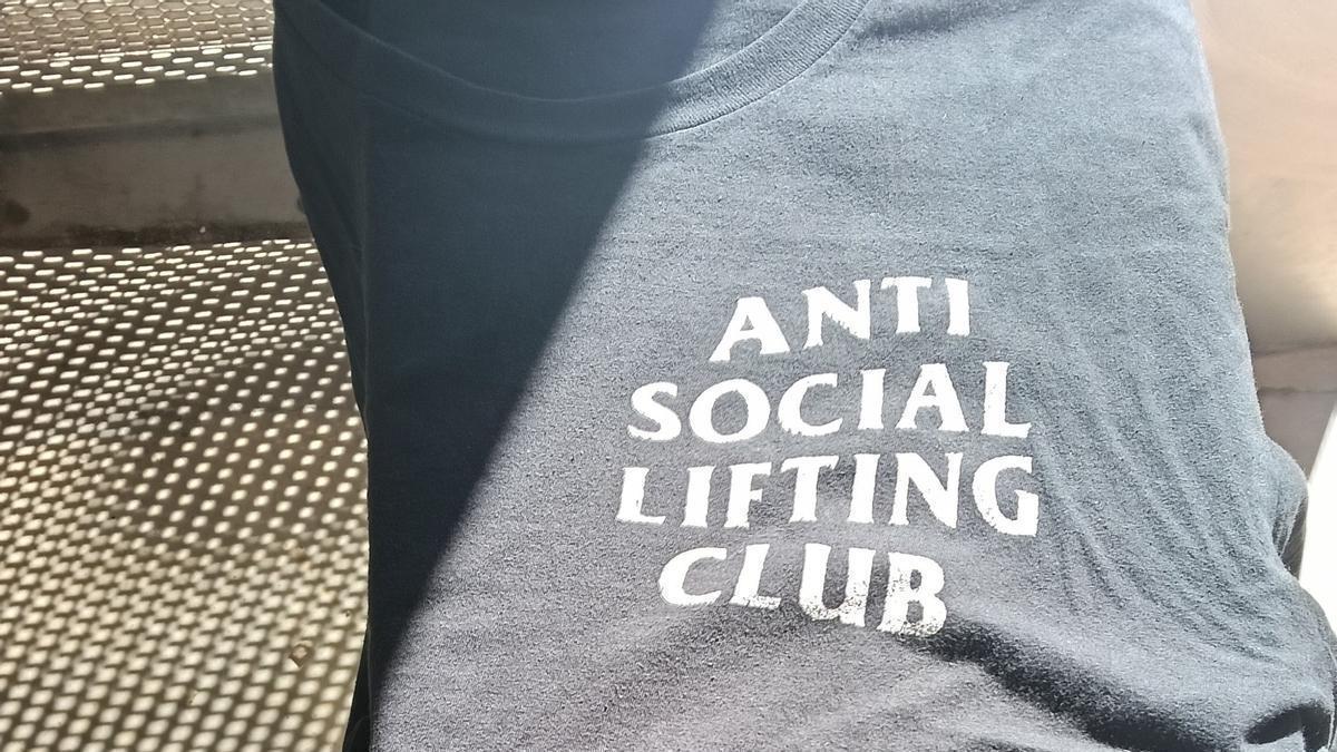 Por la palabra 'Anti' de este texto, su dueño tuvo que quitarse la camiseta que acabó en la basura para poder entrar al estadio del Espanyol para animar al Celta.