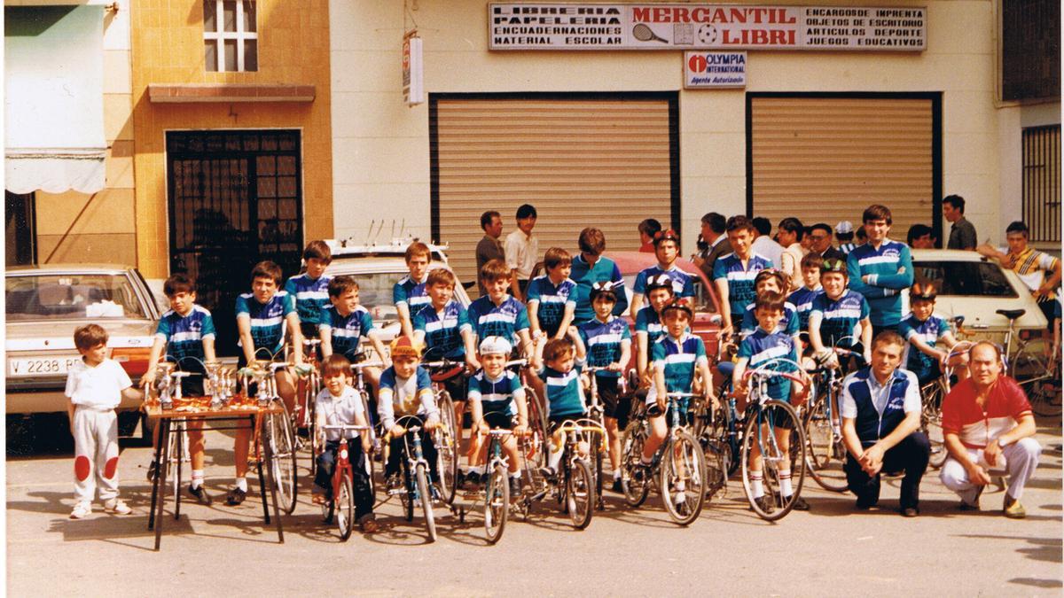 Grupo de ciclismo infantil.