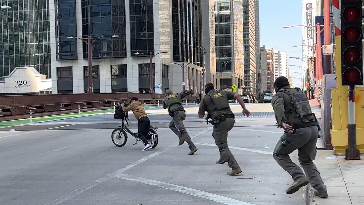 Un repartidor escapa de varios agentes que lo perseguían en una imagen de archivo.