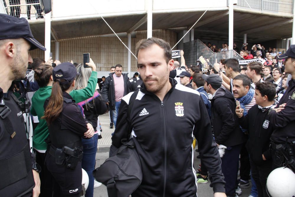 Salida del FC Cartagena desde el Cartagonova para el partido contra el Real Murcia