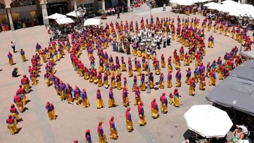 La Rueda Musulmana llenó de alegría y música la Plaza Mayor de Elda.