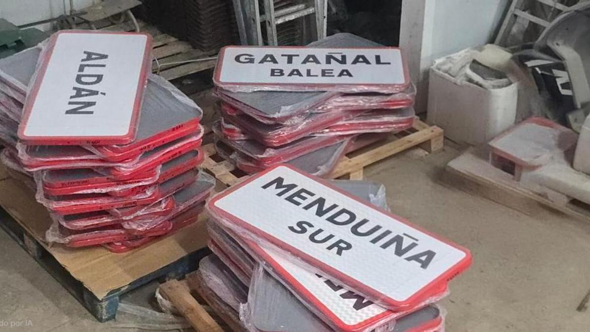 Señales que ya llegaron a Cangas y que se instalará esta semana en los núcleos.