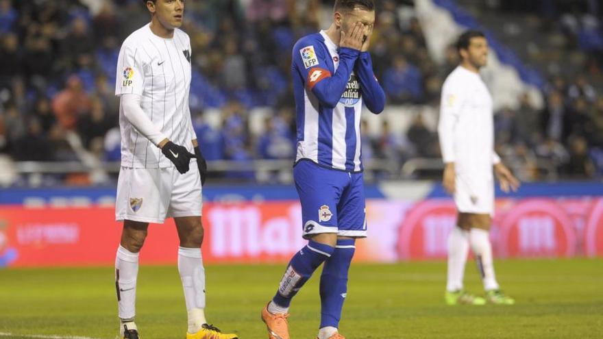 Lucas Pérez se lamenta tras fallar una ocasión ante el Málaga