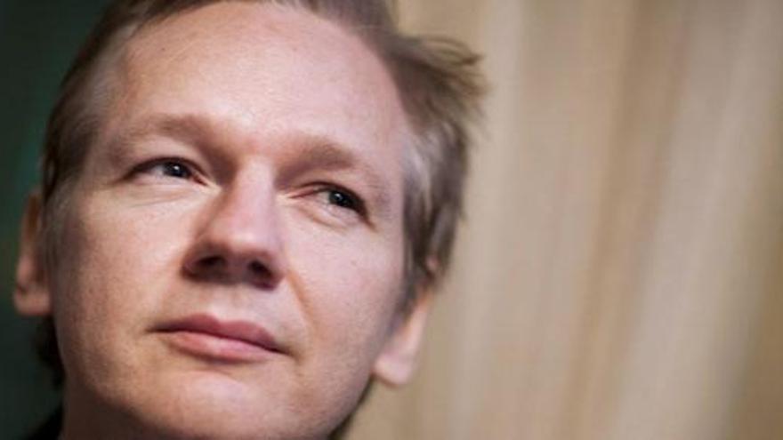 El fundador de WikiLeaks, detenido en el Reino Unido