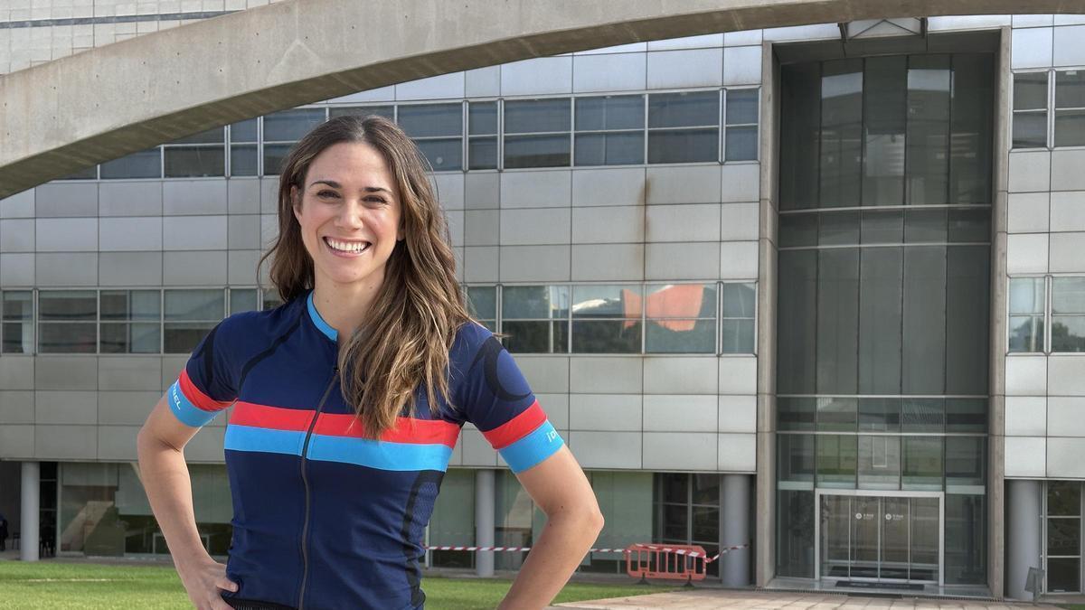 Gemma Payá, la presentadora de Valencians sobre rodes, en el exterior de À Punt.