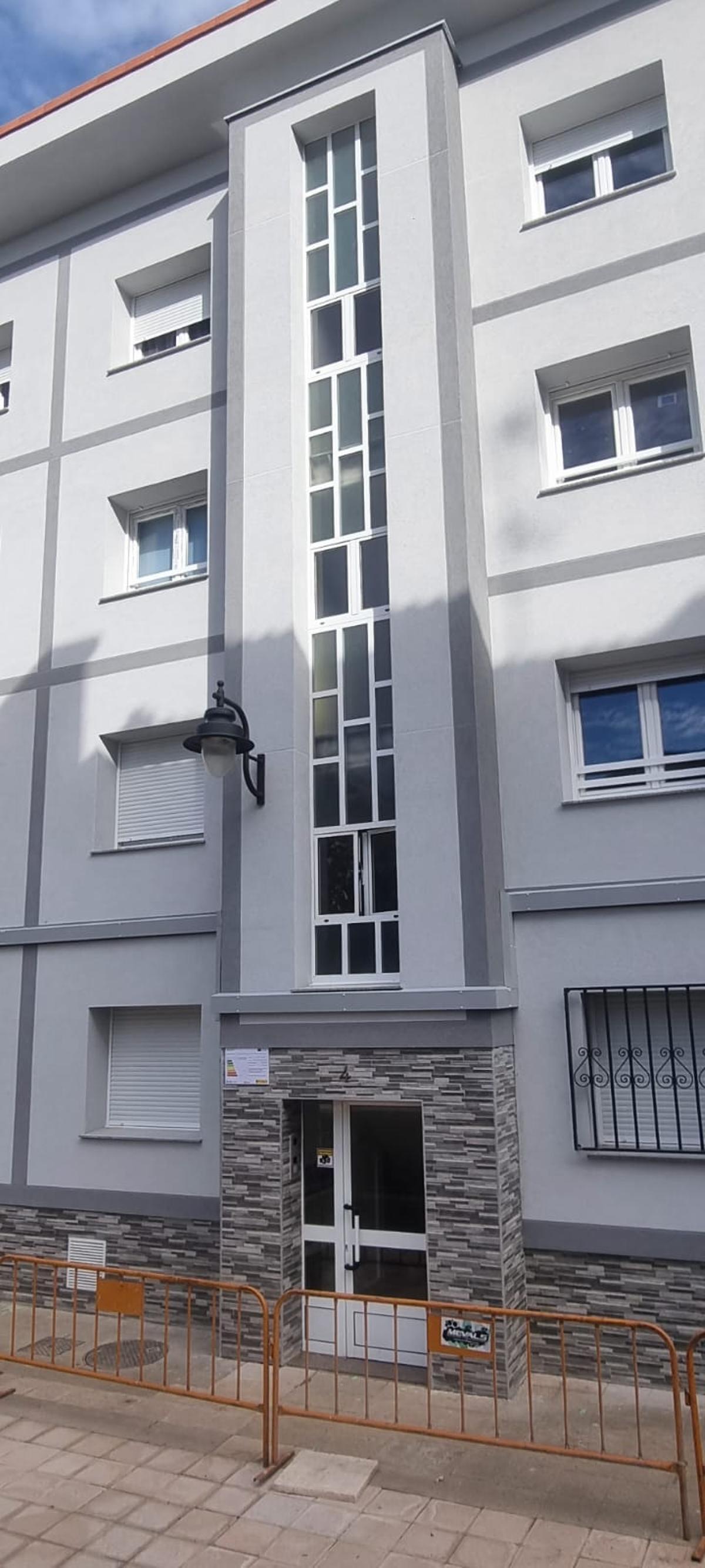 Exterior del edificio intervenido por Adersa