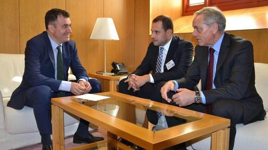 Román Rodríguez, Jorge Cubela y José Balseiros, durante su reunión.