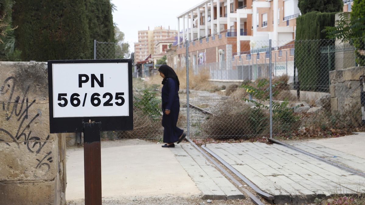 Vía férrea, a su llegada a la estación de Sutullena.