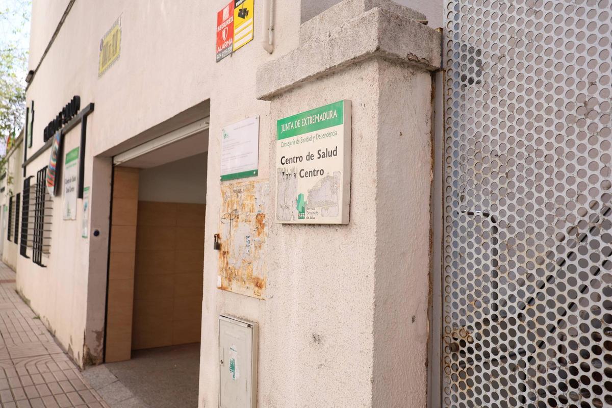 Entrada del centro de salud de Los Pinos de Badajoz.