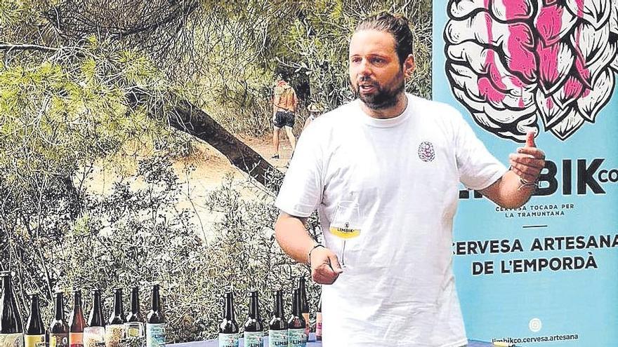 En Xavi Pujol presentant les seves cerveses en una activitat de SK Kayak