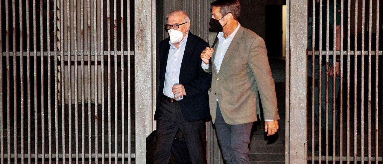 Uno de los detenidos, el empresario 
Federico Ferrando (izquierda), al quedar 
en libertad con cargos tras declarar ante la 
juez, junto a su abogado.  efe/biel aliño