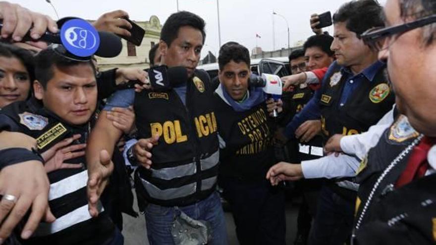 El líder de la secta, cuando fue detenido. Abajo, Patricia con su madre y su prima, ayer.