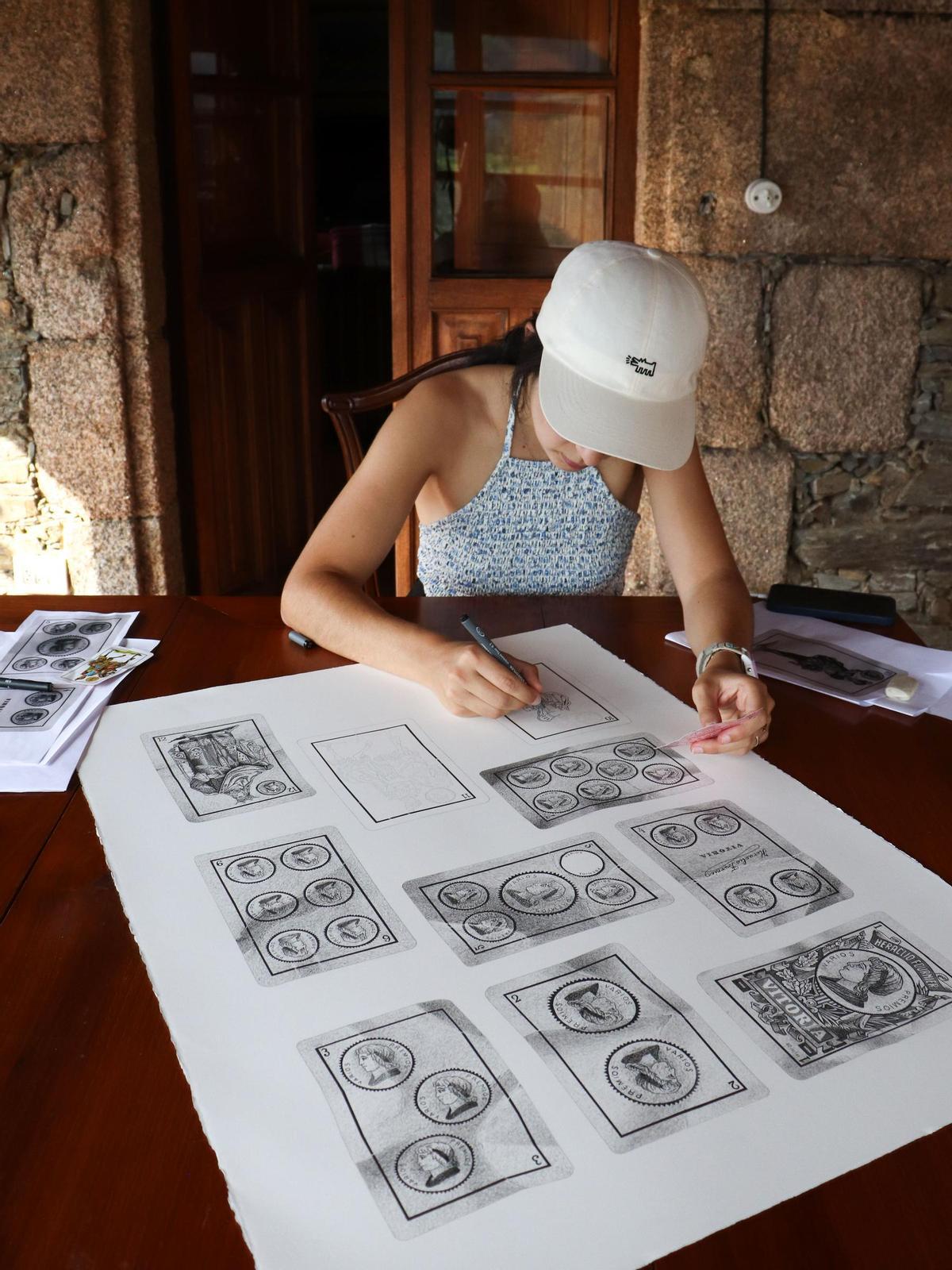 Laura Boor debuxando outras obras de arte.