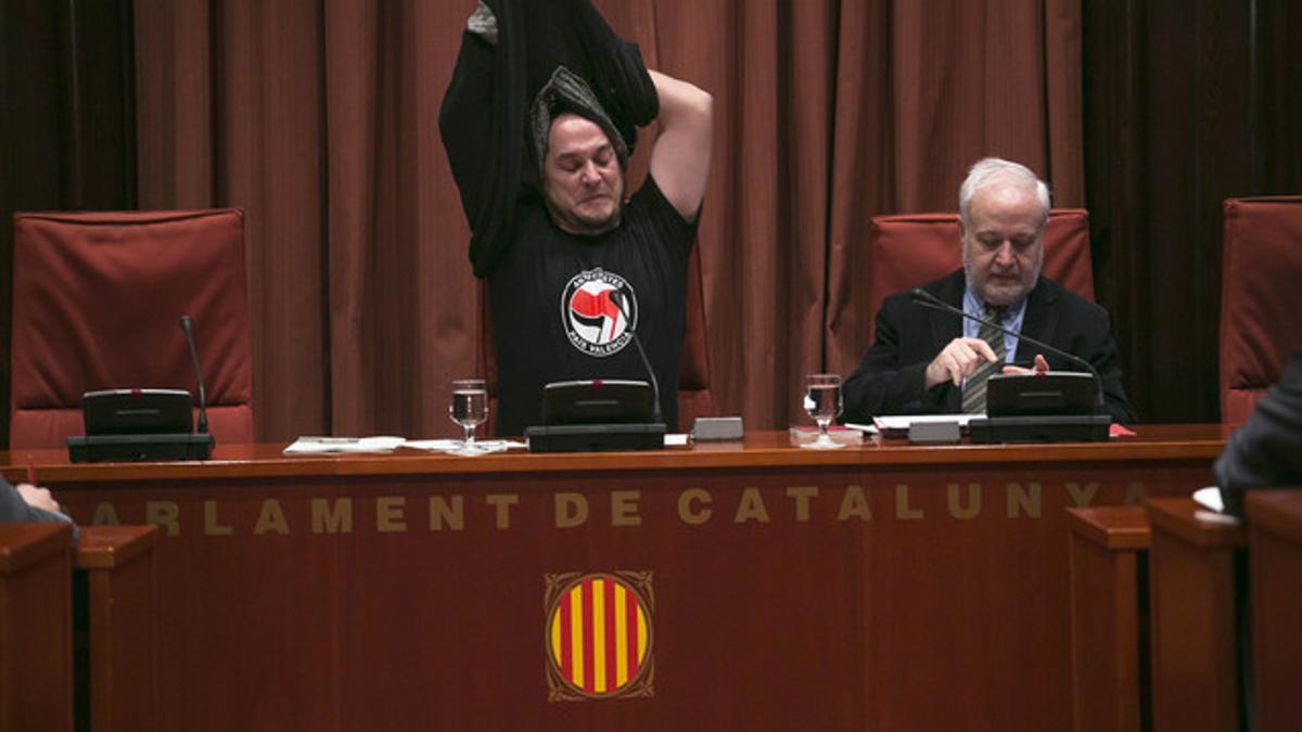 David Fernàndez (CUP) se quita el jersey durante la reunión de la comisión de investigación.