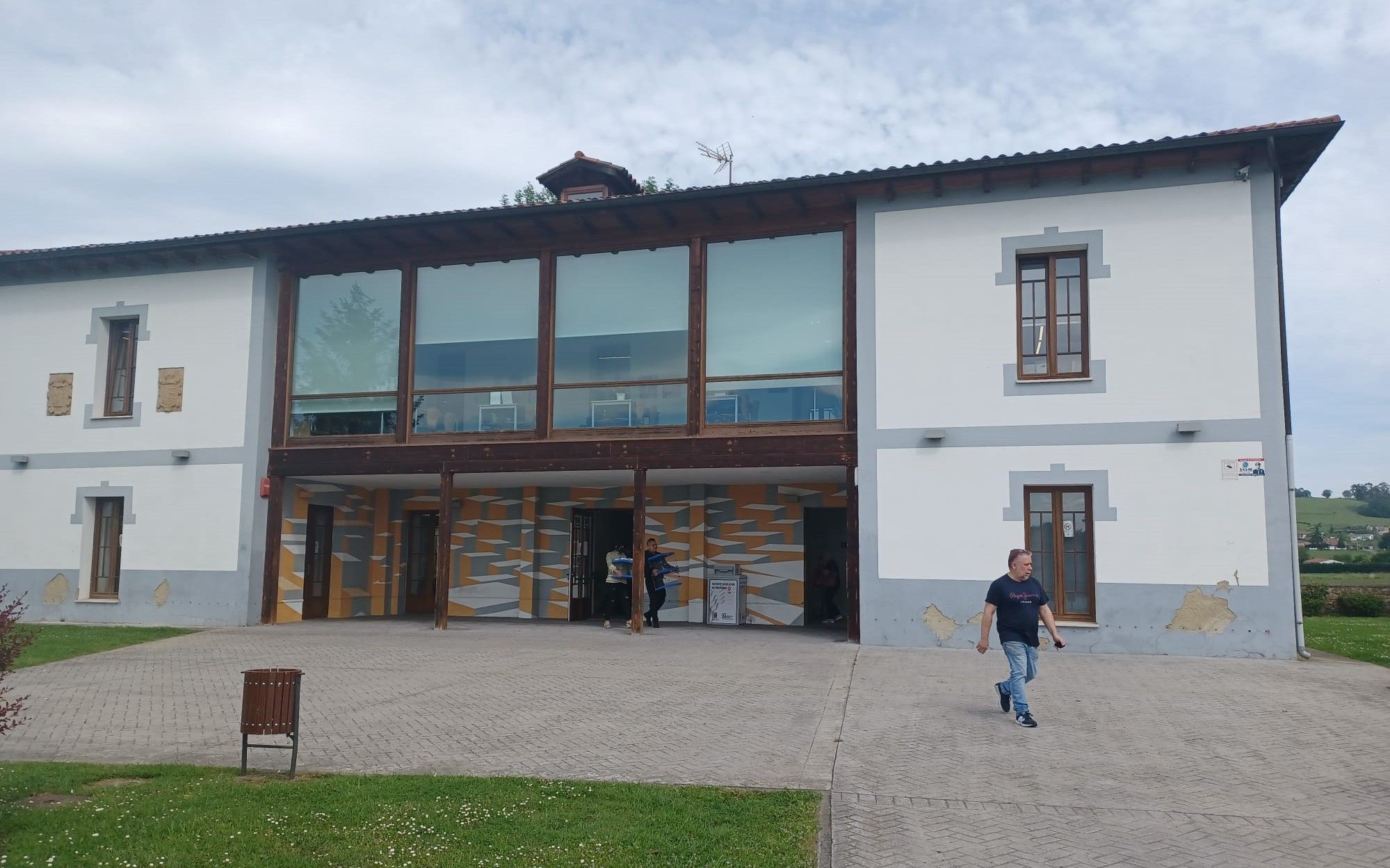 Leer en un palacio: así es la biblioteca de Lugo de Llanera, instalada en una casona del siglo XVII