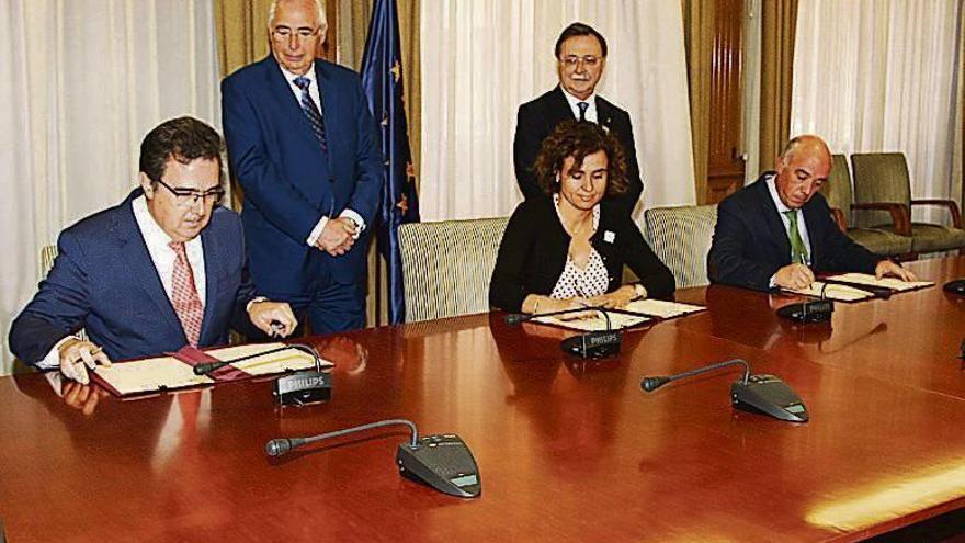 Firma del convenio, ayer.