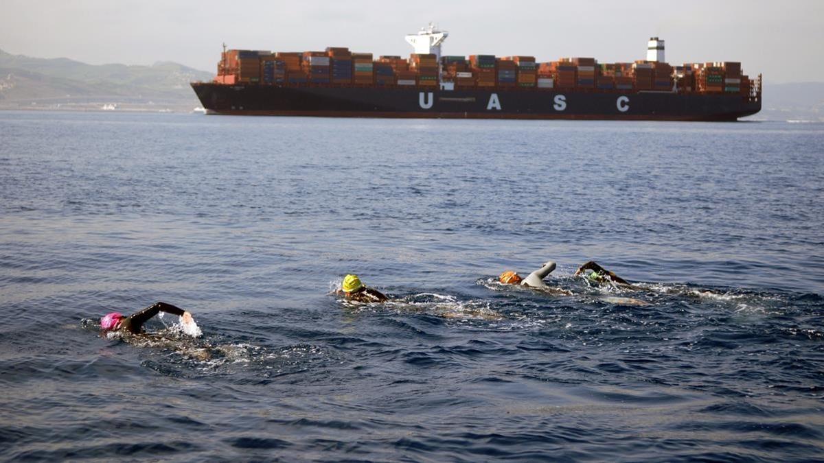 zentauroepp43342721 deportes   paz  corominas cruza  a nado  el estrecho de gibr180516194533