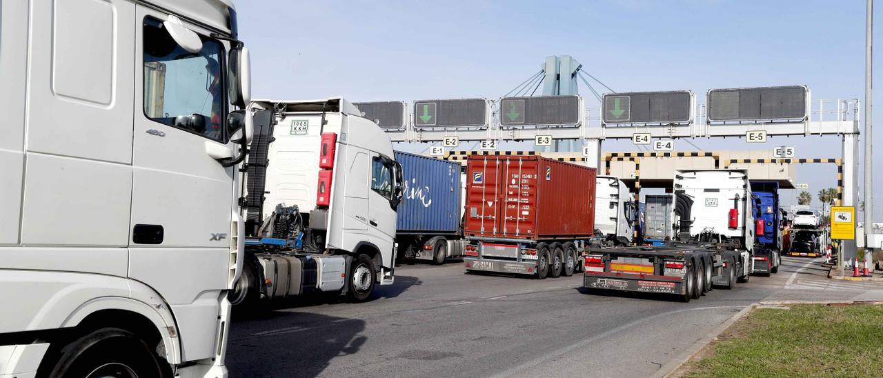 Cola de camiones en el Puerto de València