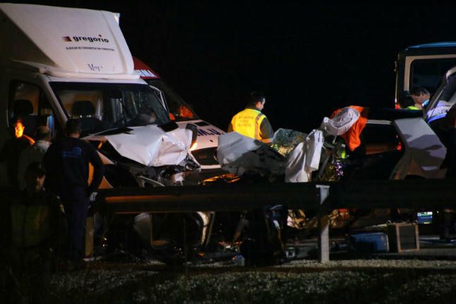 El siniestro se ha producido por un choque frontal entre un turismo y camión en la vía rápida que conecta con la autovía