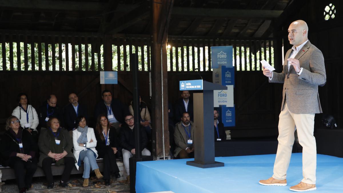 Jesús Martínez Salvador durante su intervención en el congreso de Foro Asturias en Gijón, con los miembros de su directiva al fondo.