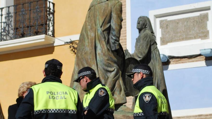 Agentes de la Policía Local de Mula salvaron a la mujer.