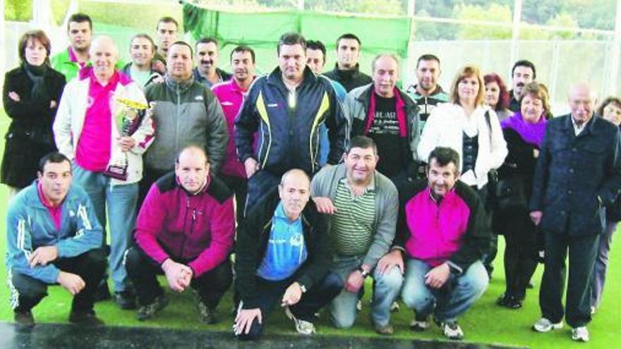 Jugadores y aficionados, tras la final del Torneo de concejos de bolo vaqueiro. / ocho