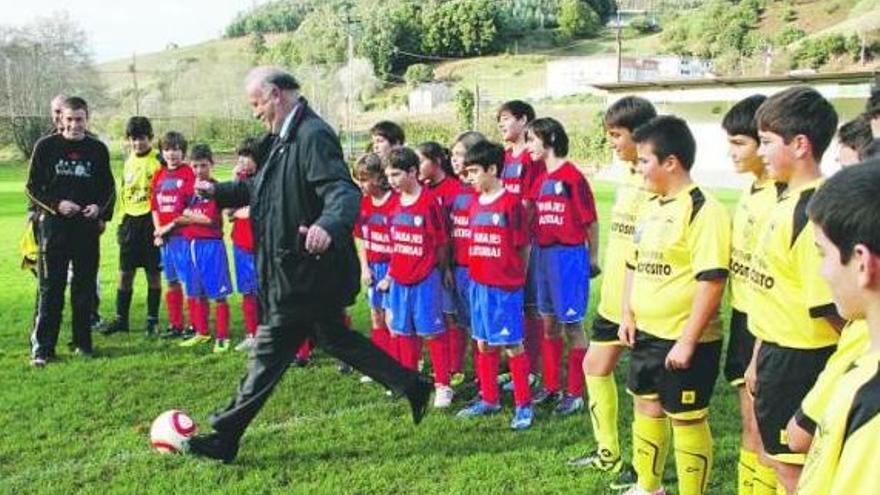 Del Bosque hace el saque de honor en el campo de El Soutón ante los integrantes de los equipos Barres y Astur-Vegadense.