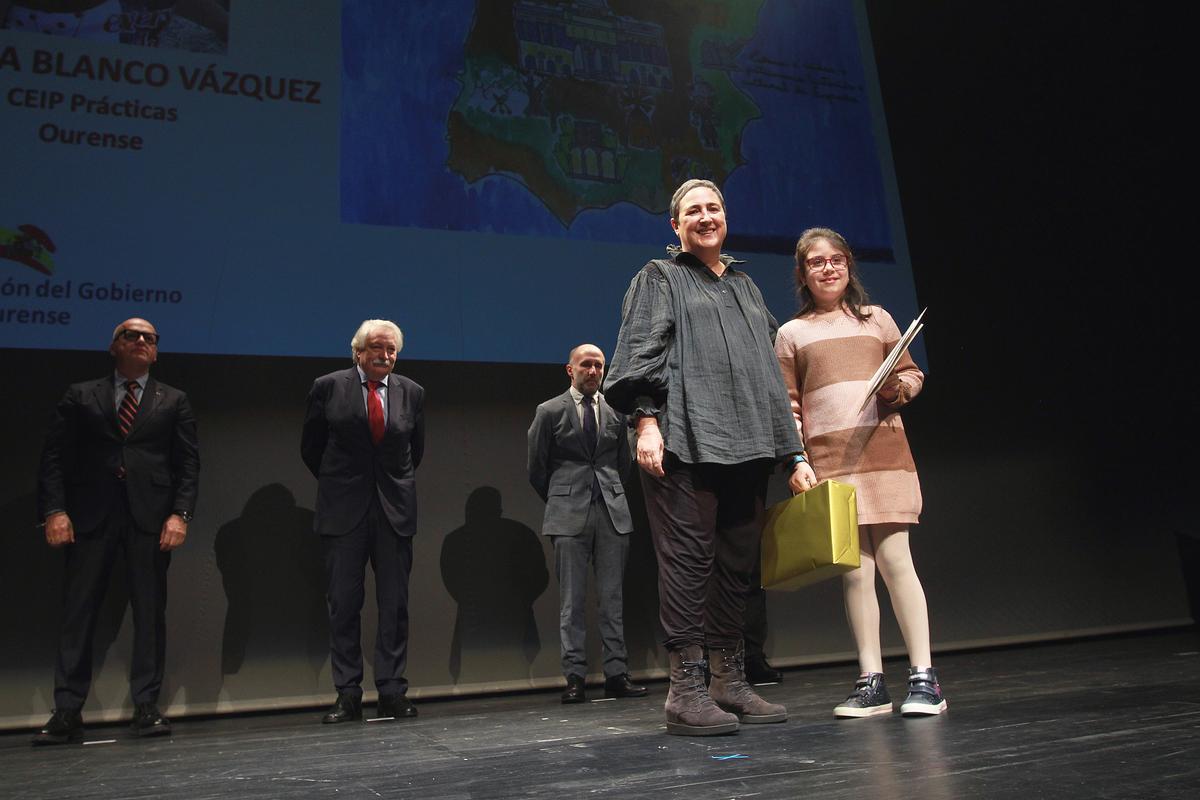 La fiscal jefa, Eva Regueiro, con una de las alumnas premiadas.