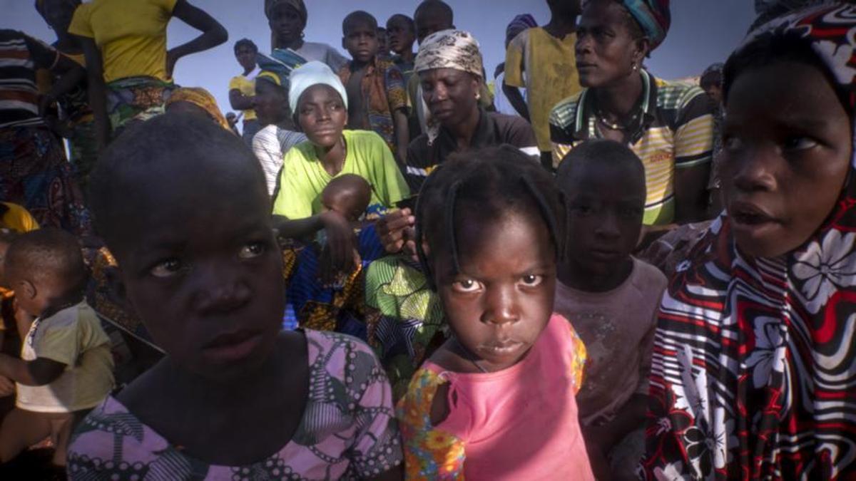 Niños y mujeres refugiados de Benín en un campo de Burkina Fasso.