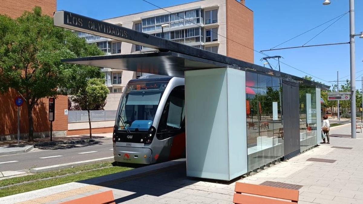 El tranvia de Zaragoza a su paso por Valdespartera.