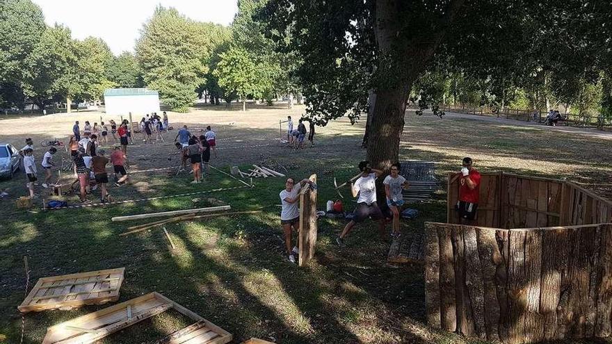 Los grupos castrexos y romanos durante la construcción del campamento en O Toural. // FdV