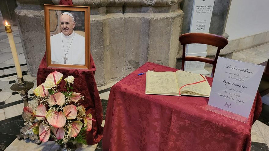 Un libro de condolencias para despedir al papa Francisco en la Catedral de La Laguna