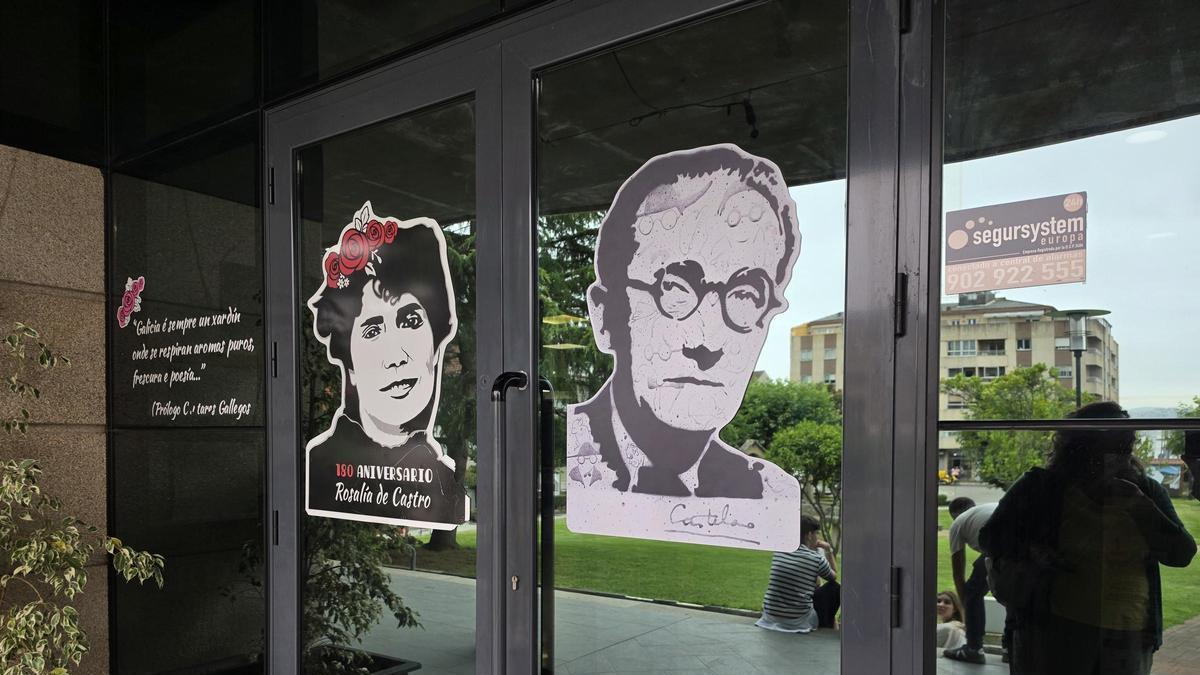 Castelao, junto a la imagen de Rosalía, en la puerta del consistorio.