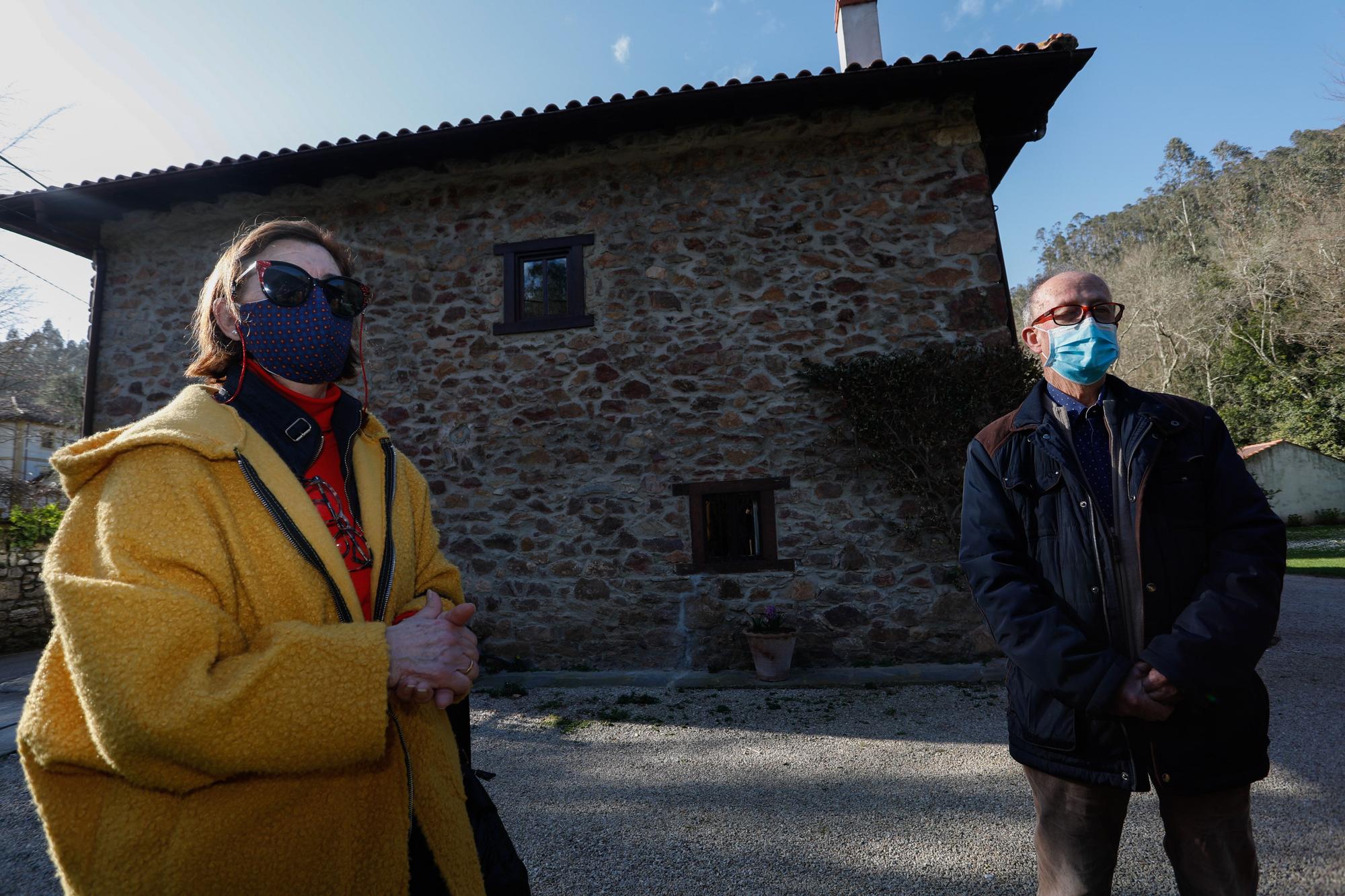 En la Ferrería se vacunan debajo de un hórreo