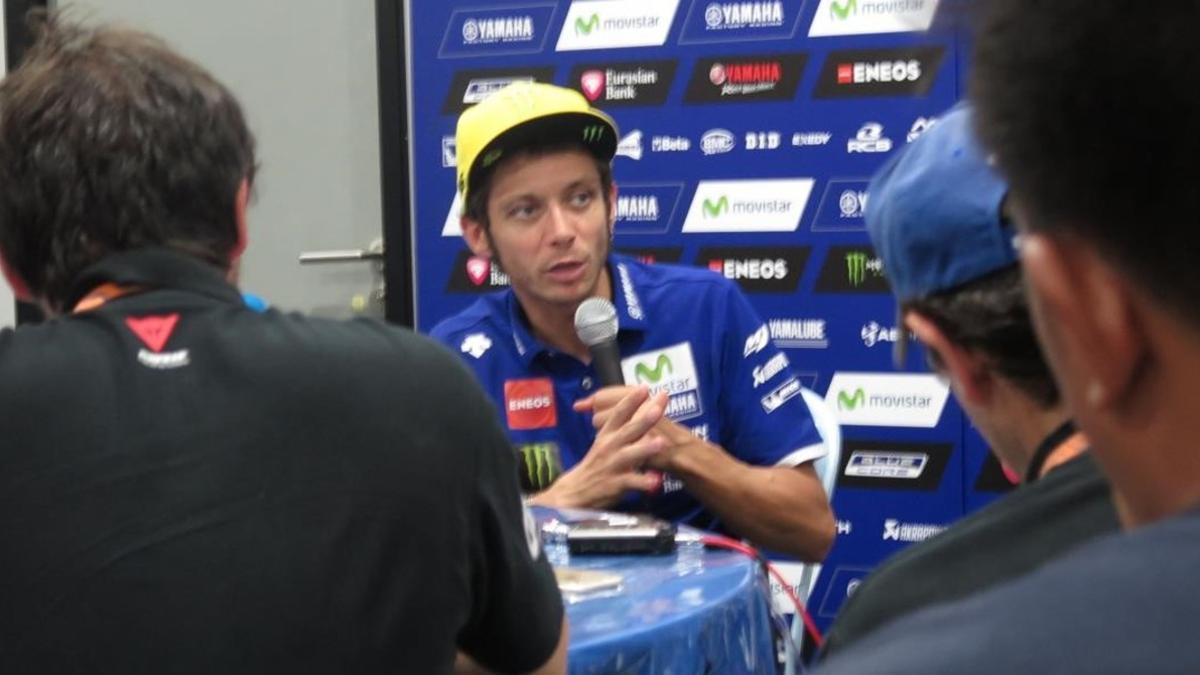 Valentino Rossi atiende a los periodistas hoy en Sepang.