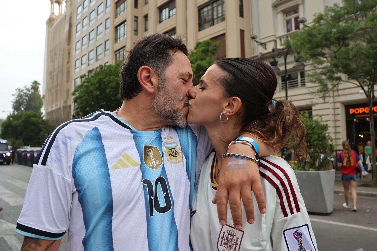 Una pareja hispano-argentina, junto a la plaza del ayuntamiento.