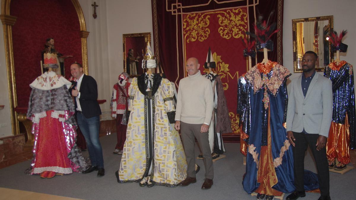 Los representantes de los Reyes, Jorge Gallardo, Alberto Stecchini y Hady Coulibaly, junto a los trajes que llevarán en la Cabalgata.