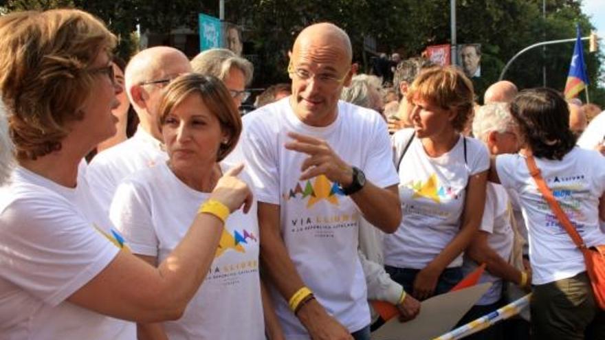 Raül Romeva, parlant amb la consellera d&#039;Ensenyament, Irene Rigau, i la número dos de Junts pel Sí Carme Forcadell