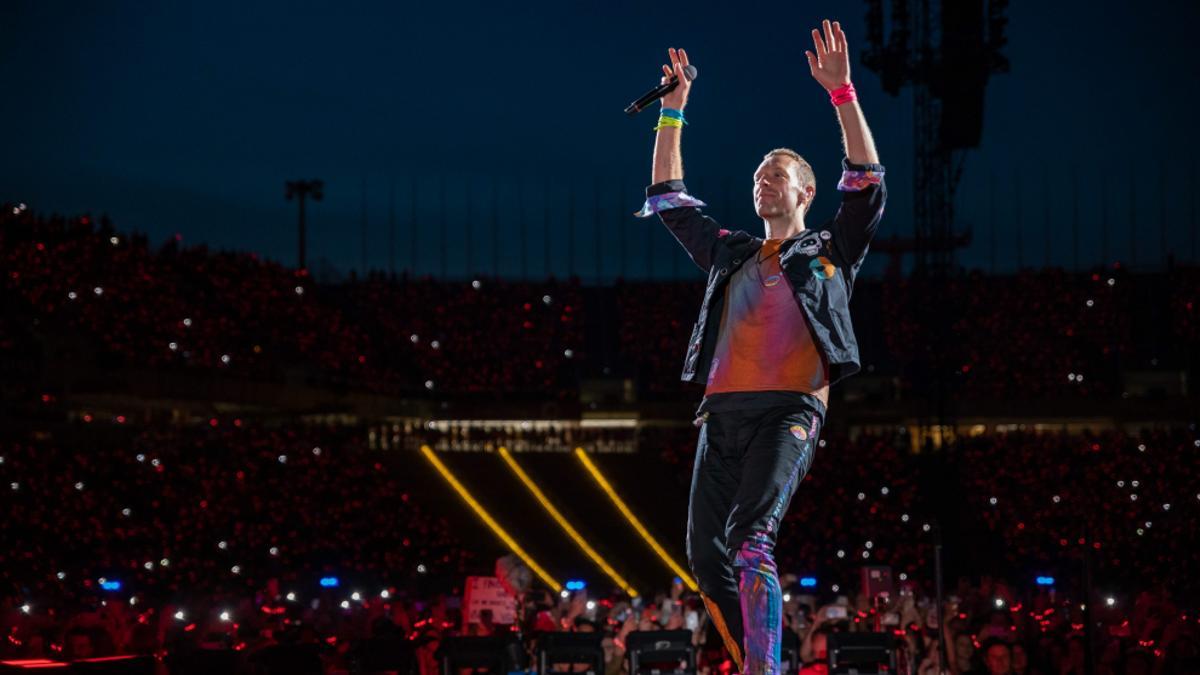 Coldplay sorprende al invitar a Michael J. Fox a tocar la guitarra en Glastonbury: "Gracias a ti somos un grupo"