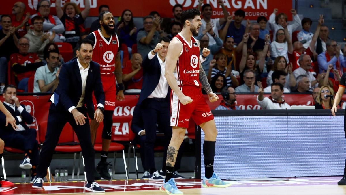 Yusta celebra una acción en el duelo ante el Baskonia