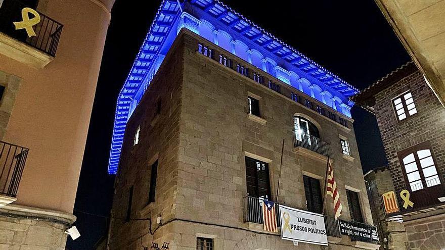 La façana de l&#039;ajuntament il·luminada de color blau