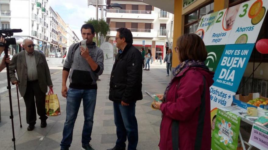 Los centros sanitarios de la provincia también animan a dejar de fumar