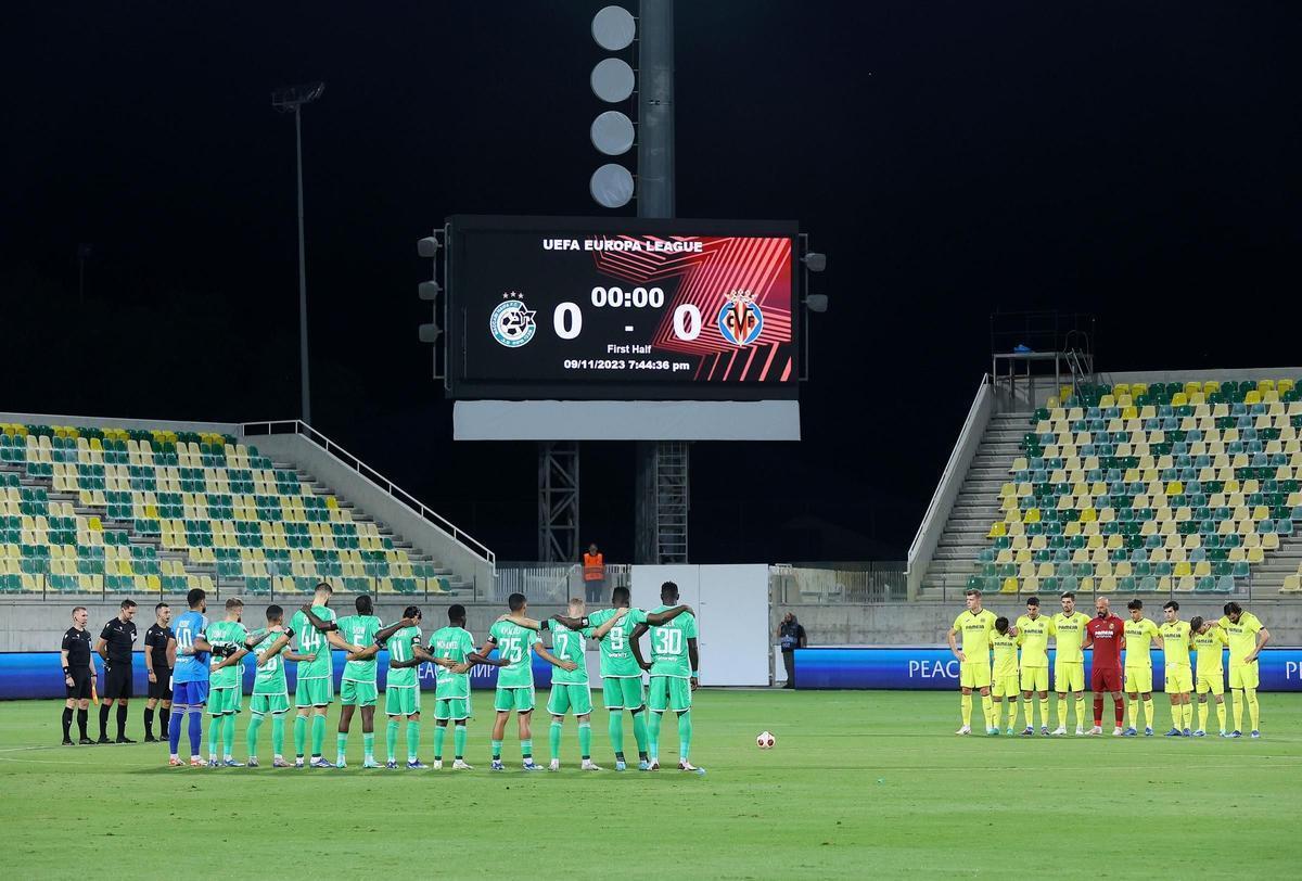 Minuto de silencio en la previa al Maccabi Haifa - Villarreal.