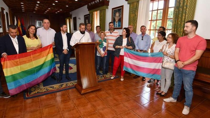 Héctor Suárez se reúne con colectivos LGTBI