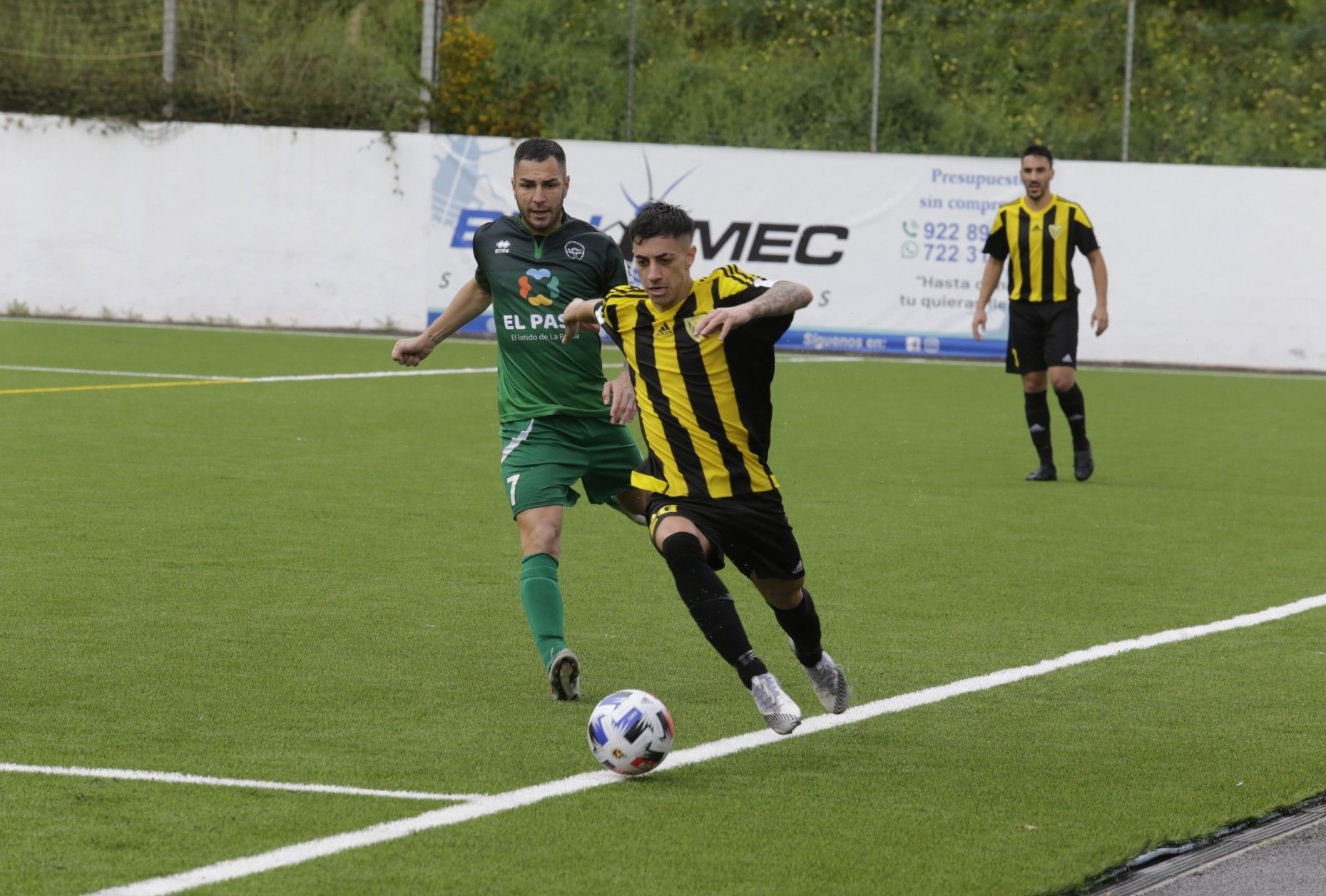 Partido de fútbol entre el Tacoronte y el Atlético Paso