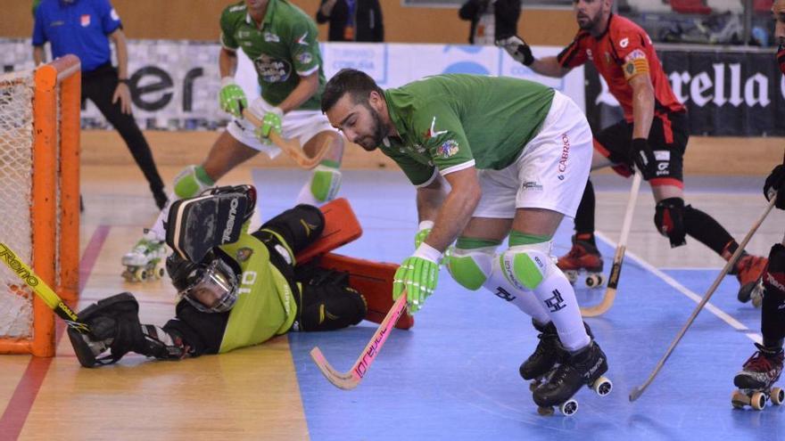 Una jugada en un partido Liceo-Vendrell en A Coruña