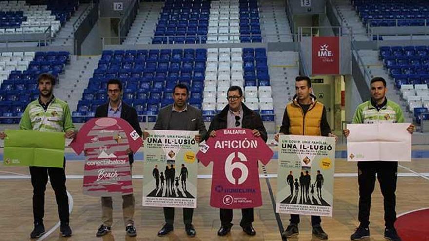 El gerente José Tirado y el presidente del Palma Futsal, Miquel Jaume, en el centro, posan con el cartel de la campaña de abonados para la segunda vuelta.