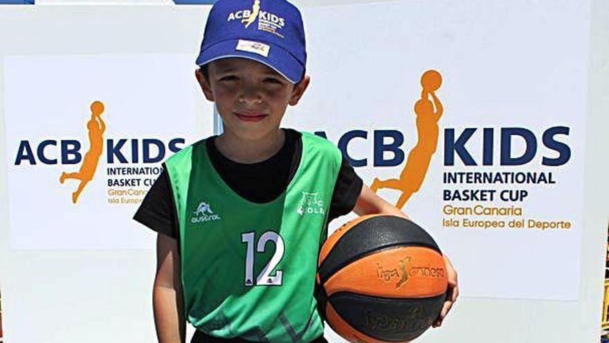 Joel Falcón, el benjamín. Con apenas seis años, el jugador del Goleta es el participante más joven del campeonato. Adán, su padre y entrenador, explica orgulloso que el pequeño lleva jugando prácticamente desde que se tiene en pie.