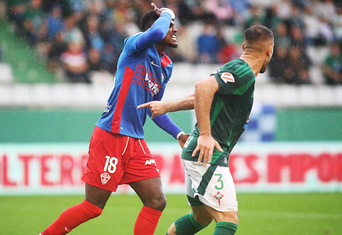El Elche resbala en A Malata y frena su reacción (1-0) El Elche resbala en A Malata y frena su reacción (1-0)