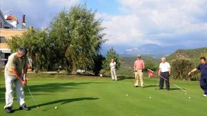 Vecinos de Solsona jugando una partida en el campo de Golf Ribera Salada de Lladurs.